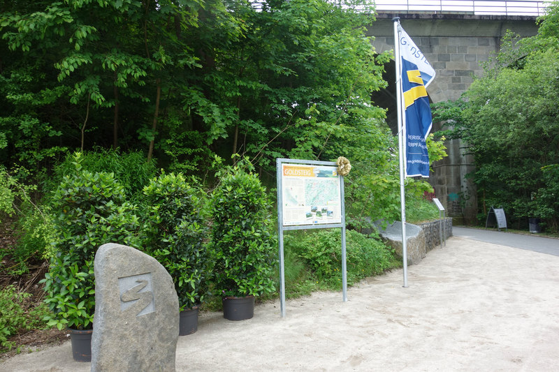 Goldsteig-Etappe 1: Der Goldsteig-Einstieg in Marktredwitz beginnt im Auenpark bei der Drei-Bögen-Brücke: Mit Goldsteig-Infotafel, -Stein und -Fahne 