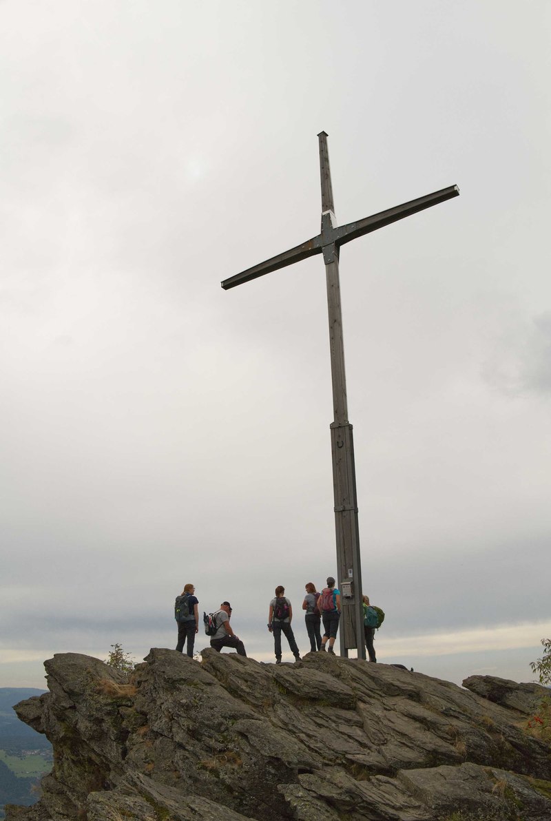 Die Jubiläums-Staffelwanderer am Gipfelkreuz Kreuzfelsen
