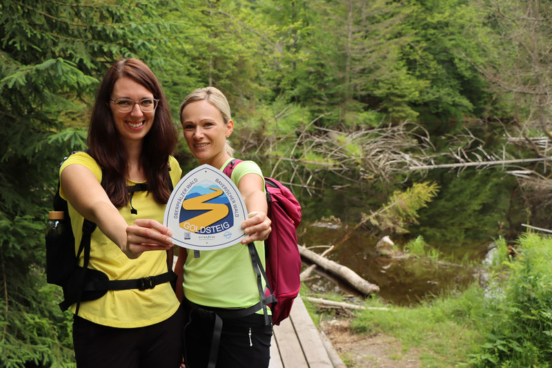 Wir sind Goldsteig! Michaela Ned und Beatrice Eller von der Ferienregion Nationalpark Bayerischer Wald  bei der Staffelwanderung im Nationalpark Bayerischer Wald