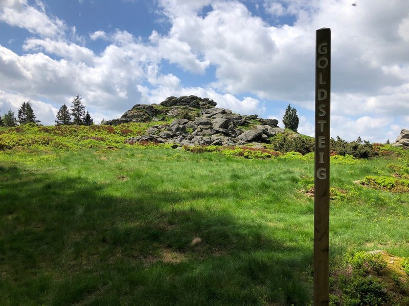 Goldsteig-Stele vor dem Wildenstein auf der Goldsteig-Etappe 7 im Oberpfälzer Wald