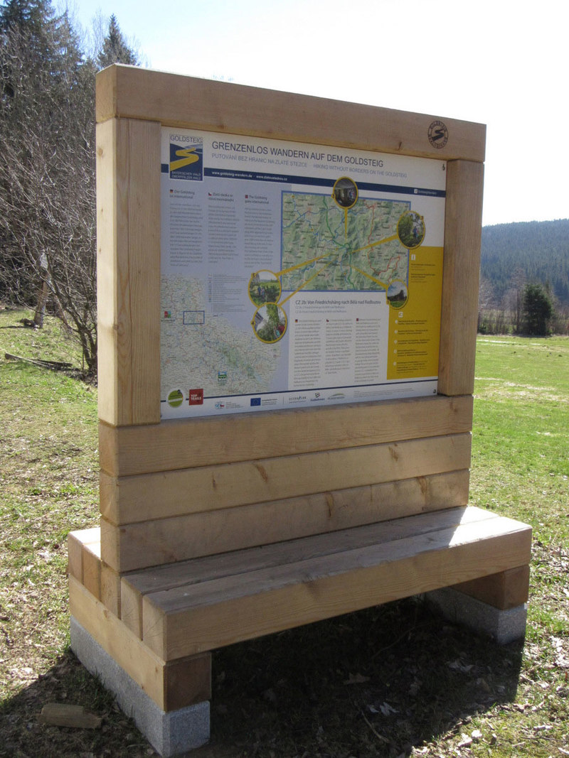 Diese Infotafeln stehen an den grenzüberschreitenden Querverbindungen zwischen dem bayerischen und tschechischen Goldsteig. Sie informieren über das Wegenetz, Zuwege und Sehenswürdigkeiten entlang der Grenze.