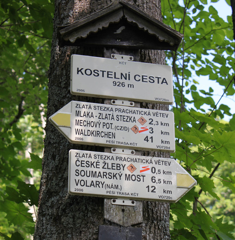 In Tschechien ist der Goldsteig mit einem orangem S markiert