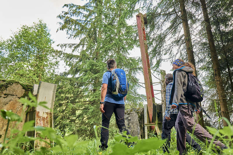 Goldsteig-Wanderer an der bayerisch-böhmischen Grenze bei Bischofsreut im Bayerischen Wald