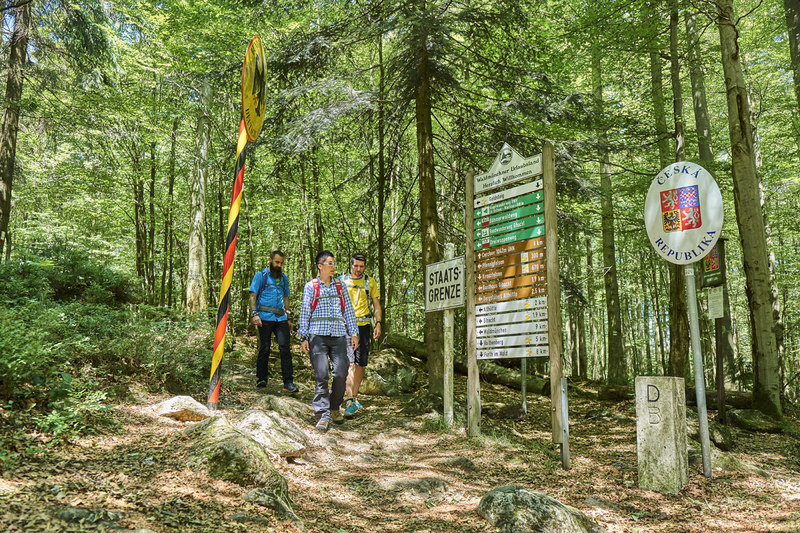 Grenzenlos wandern am Goldsteig bei Waldmünchen - hier der Grenzübergang am Dreiwappenfelsen