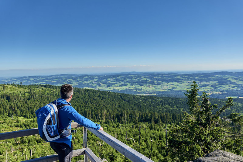 Im wahrsten Sinne des Wortes ein Höhepunkt am Goldsteig ist der grenzenlose Ausblick über den Bayerischen Wald bis in den Böhmerwald