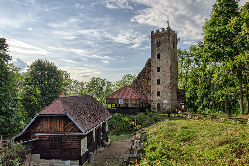 Die Burg Rýzmberk in der Region Pilsen liegt auf dem tschechischen Bruderweg des Goldsteigs. Über insgesamt 13 Verbindungen gelangenen Goldsteig-Wanderer bequem von Ostbayern nach Böhmen