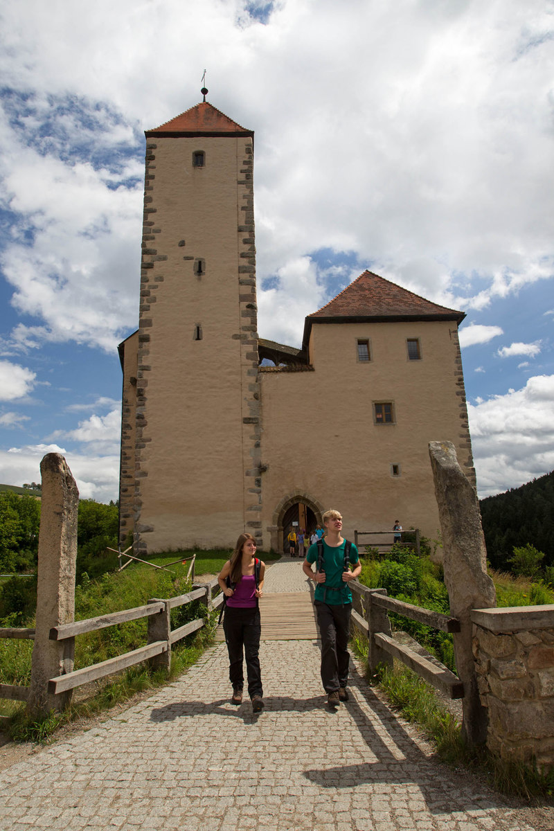 Die Burg Trausitz im Oberpfälzer Wald dient heute als Jugendherberge und liegt ideal für Goldsteig-Wanderer