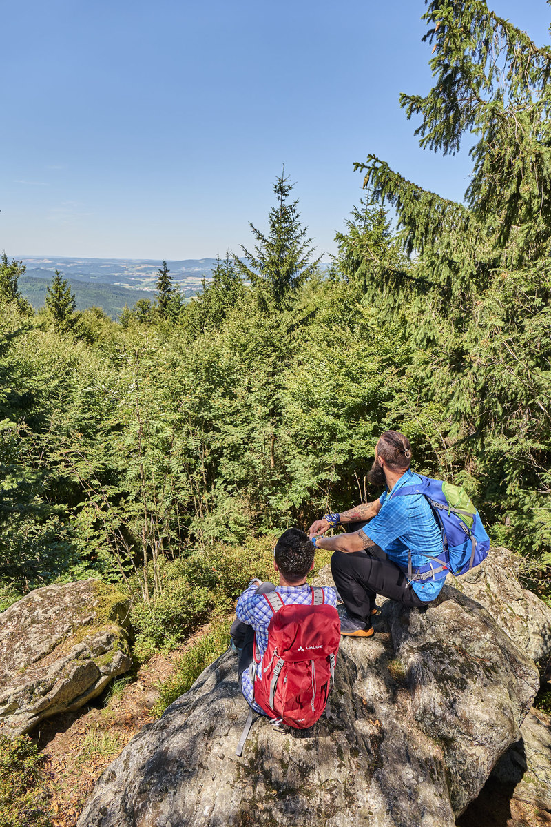 Innehalten, durchatmen und in den Wald hineinhorchen. Der perfekte Platz dafür ist der Pfenningfelsen am Goldsteig im Naturpark Oberer Bayerischer Wald. 