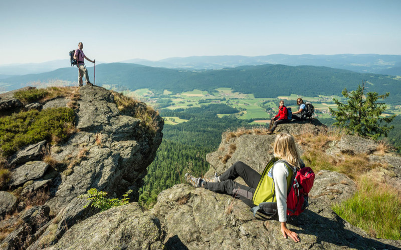 Der Aufstieg auf den Kaitersberg wird mit einer beeindruckenden Aussicht in das Zellertal und den Lamer Winkel belohnt