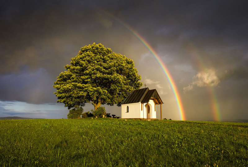 Muglhof-Kapelle mit traumhaften Regenbogen. Die Kapelle liegt auf dem Goldsteig-Zuweg 6B