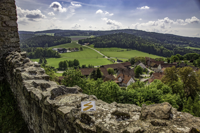 Die Aussichtsplattform der Burgruine Haus Murach am Goldsteig bietet einen traumhaften Rundblick