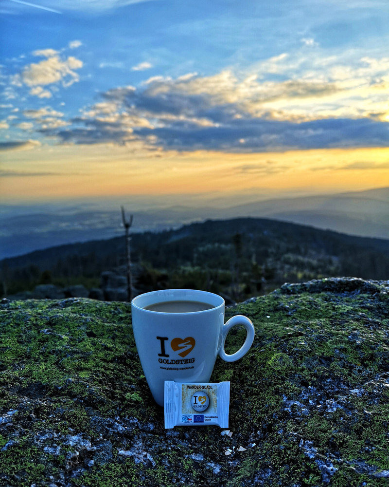 Perfekter Start in den Tag: Mit einem kräftigen Kaffee dem Sonnenaufgang am Dreisessel zuschauen