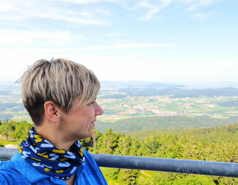 Herrliche Fernblicke von der Aussichtsplattform auf dem denkmalgeschützten Hauptturm am Hoch­plateau des Hohenbogen.