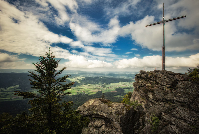 Der Kaitersberg-Bergkamm bietet atemberaubende Ausblicke auf die Region Bayerischer Wald.