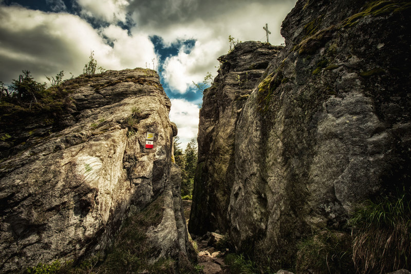 Bizarre Felsformationen wie die Rauchröhren machen den Bergkamm Kaitersberg zu einem abwechslungsreichen Wander- und Klettergebiet