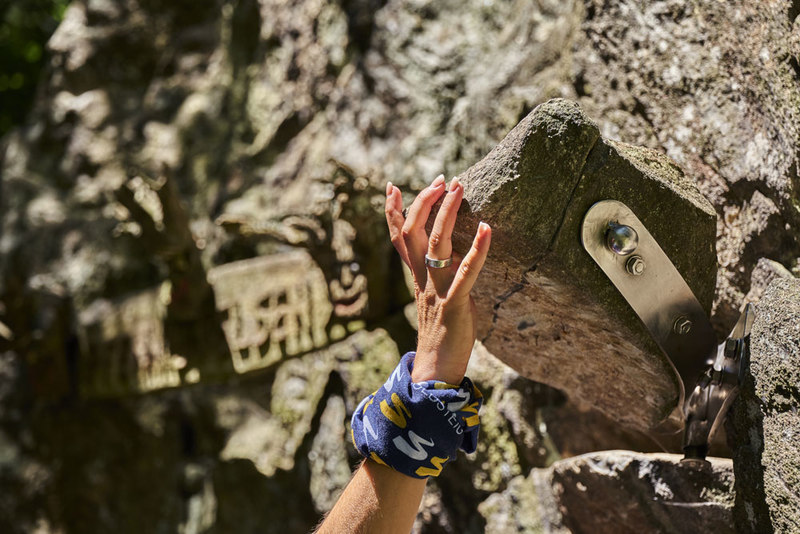 Am sagenumwobenen Pfenningfelsen bei Waldmünchen legen Wanderer gerne Münzen in den Felsen, damit alle Wanderer wieder gesund heimkehren.