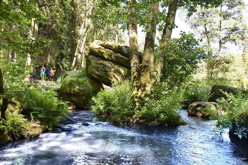 Malerische Felsengebilde und 30 bis 50 Meter hohe Granitmassen säumen das Flussbett der Waldnaab. 
